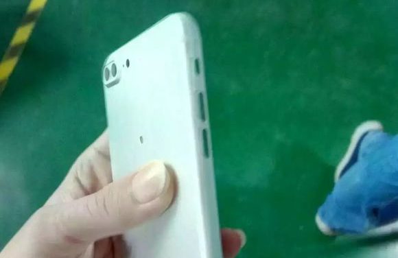 بدنه آیفون ۷ پلاس از Foxconn به بیرون درز پیدا کرد!