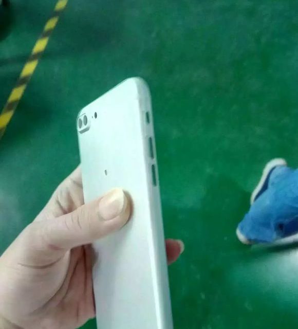 بدنه آیفون ۷ پلاس از Foxconn به بیرون درز پیدا کرد!