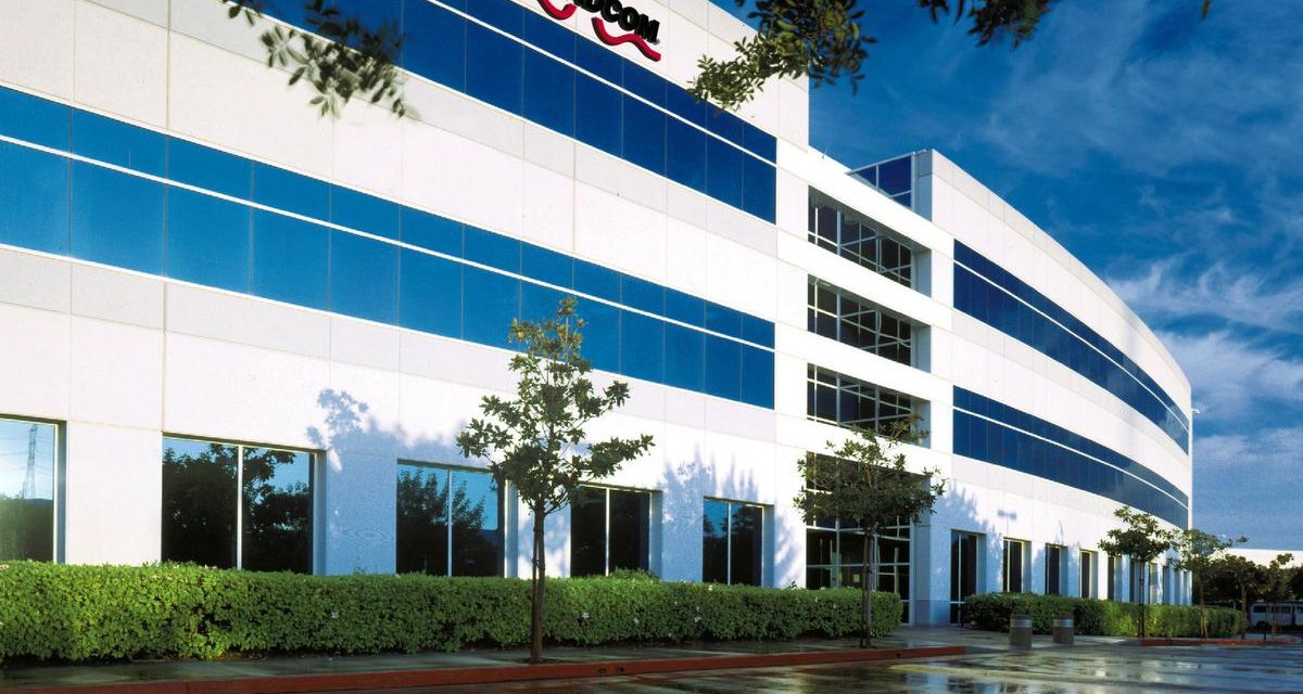 اپل و برادکام در حال کار بر روی یک سیستم سفارشی شارژ بی سیم