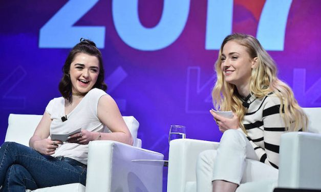 سوفی ترنر و میسی ویلیامز در مجموعه کارپول کریوکی