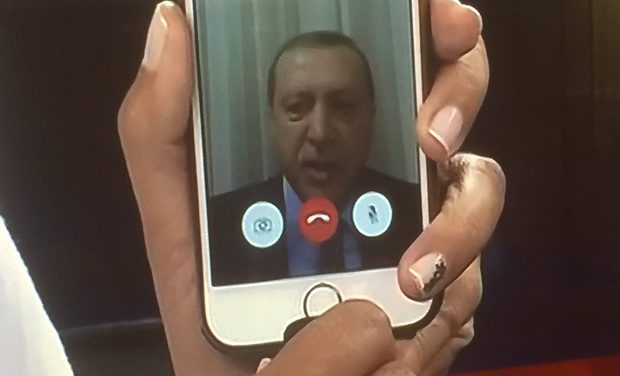 رجب طیب اردوغان رییس جمهور ترکیه از طریق فیس تایم با مردمش صحبت می کند